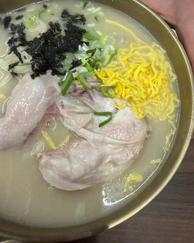 닭고기와 김, 계란 지단이 올려진 수국칼국수