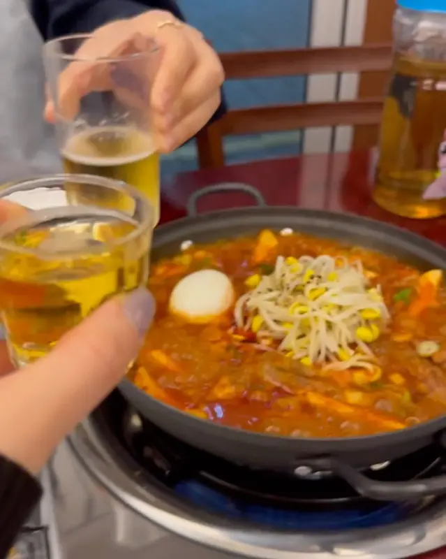 국물 닭발과 술잔