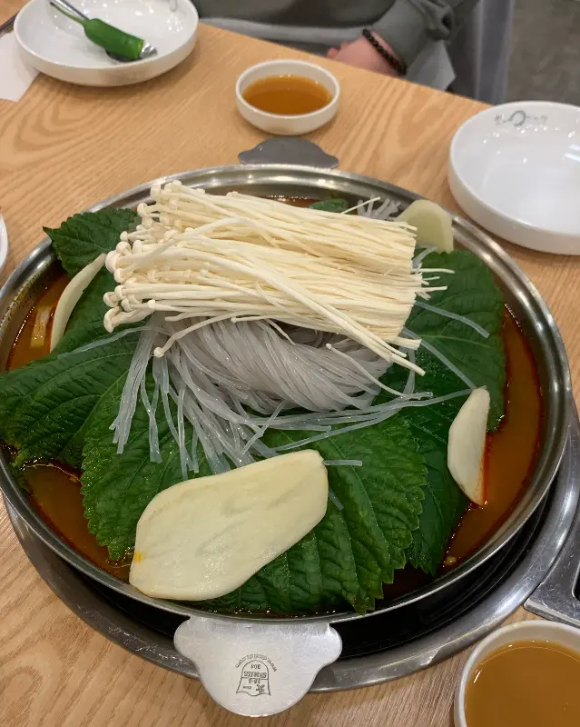 깻잎, 팽이버섯, 당면이 어우러진 감자탕