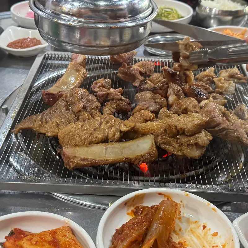 숯불 위에서 익어가는 갈비