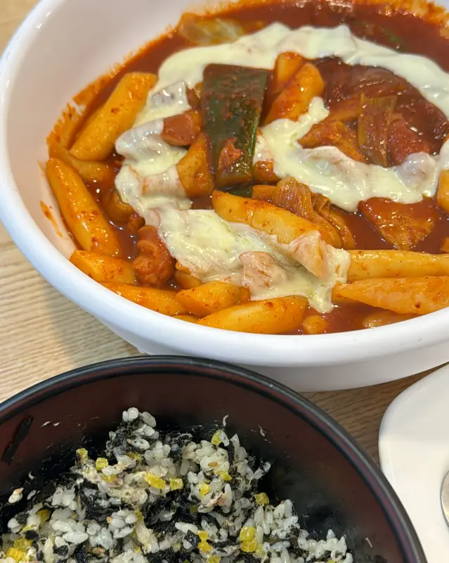 치즈 토핑 추가된 엽기떡볶이