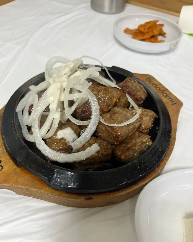 뜨거운 철판 위에서 지글거리는 떡갈비