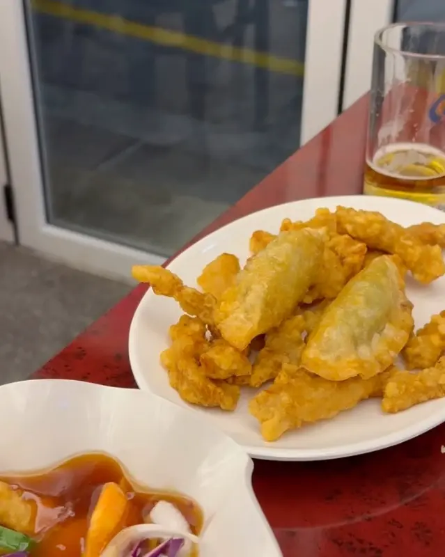 바삭하게 튀겨진 만두