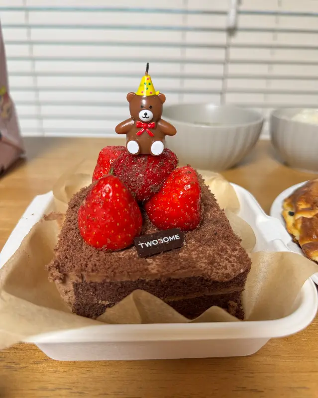 귀여운 곰돌이 초콜릿이 장식된 케이크