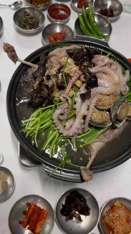 오리 능이 백숙 한상차림