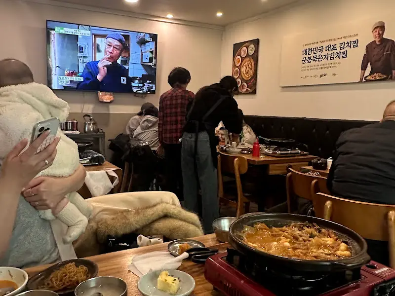 깔끔하고 정돈된 분위기의 군봉묵은지김치찜 내부