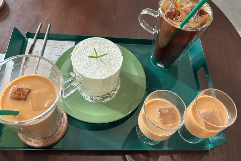 다양한 음료와 케이크