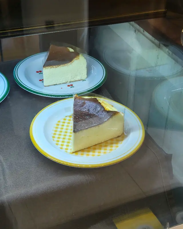 쇼케이스 안의 바스크 치즈 케이크