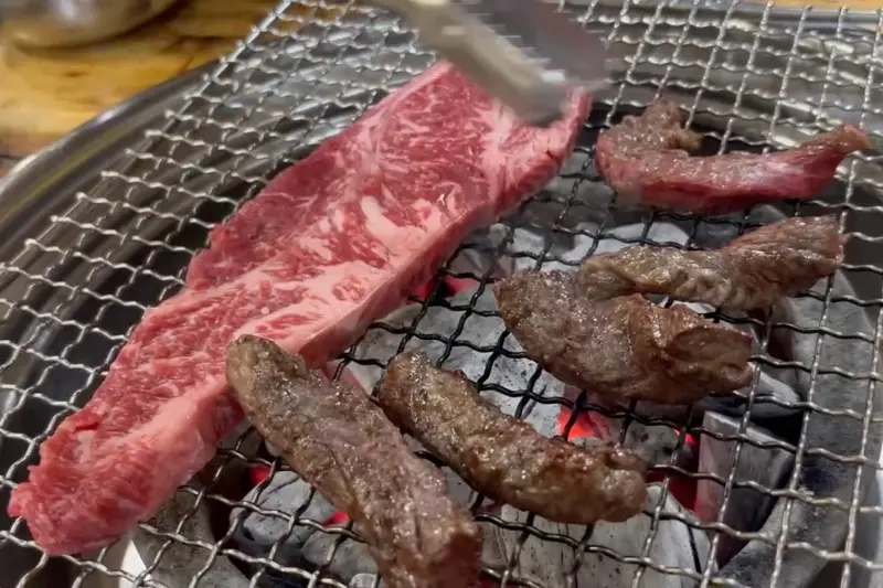 숯불 위에서 익어가는 한우