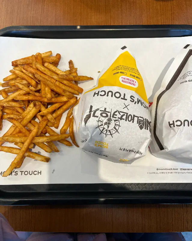 트레이에 담긴 싸이버거와 감자튀김