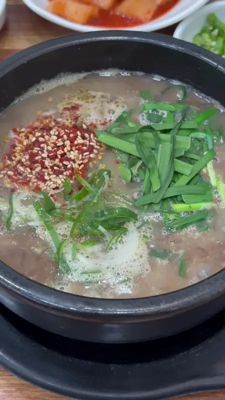 고사리 해장국 위로 고춧가루와 다진 파가 듬뿍 올려져 있다