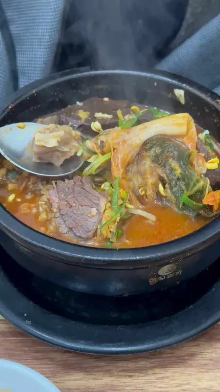 선지 해장국의 모습. 선지와 함께 다양한 건더기가 푸짐하게 들어 있다.