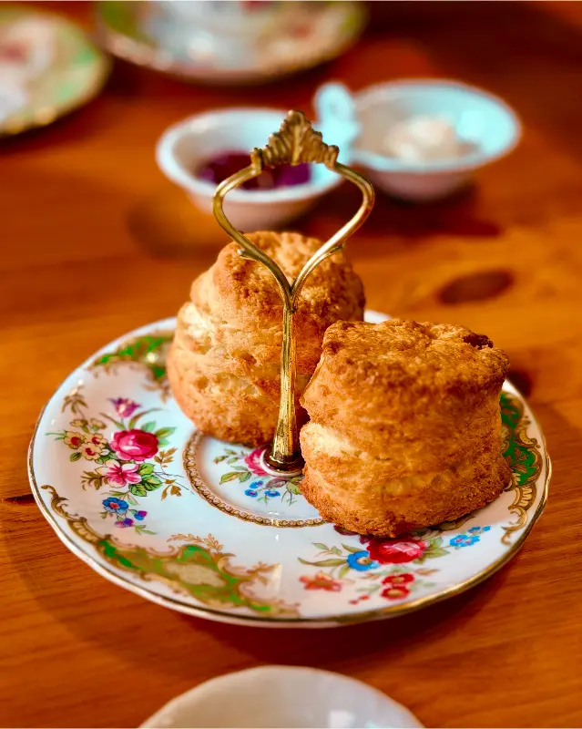 아름다운 찻잔에 담겨 나온 스콘