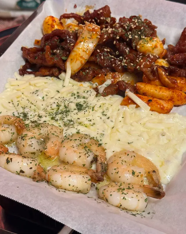 닭발, 새우, 치즈의 환상적인 조합