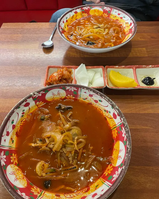 짬뽕 두 그릇과 김치, 단무지