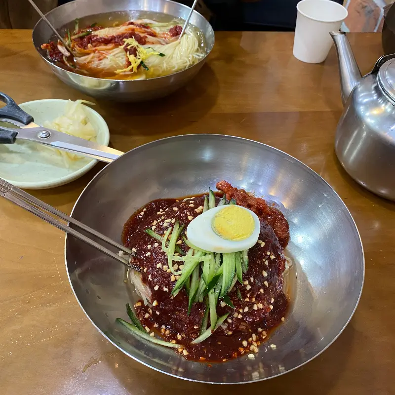 물밀면과 비빔밀면 한 상 차림