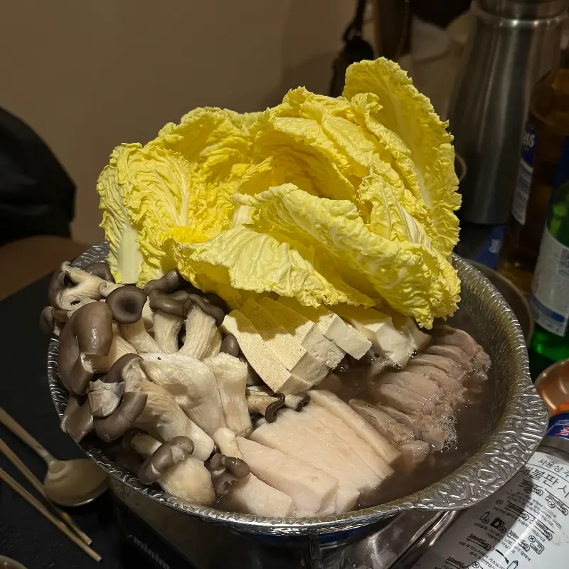 전골 냄비 가득 담긴 재료들이 푸짐함을 자랑하는 모습