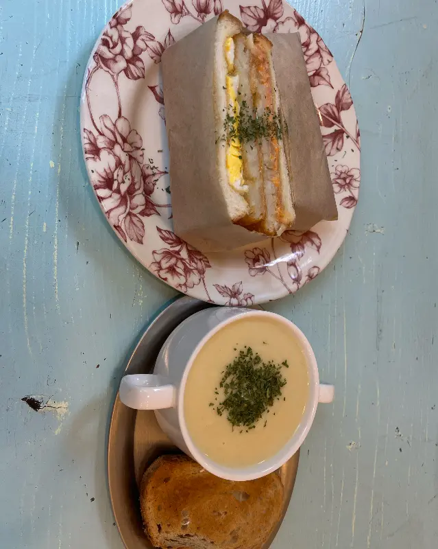 정갈하게 담겨 나온 샌드위치와 따뜻한 스프