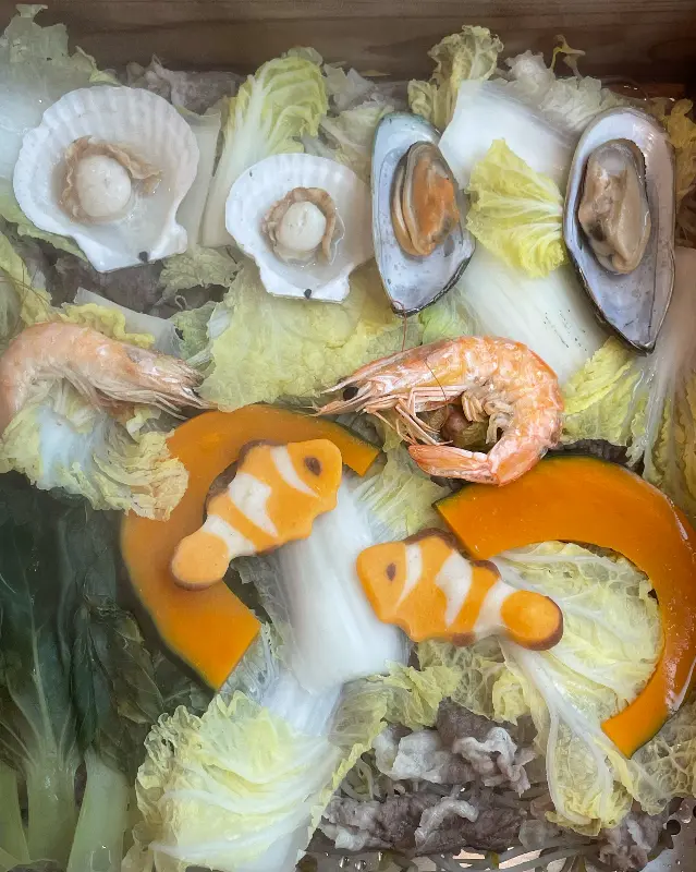 편백찜 안의 해산물 클로즈업