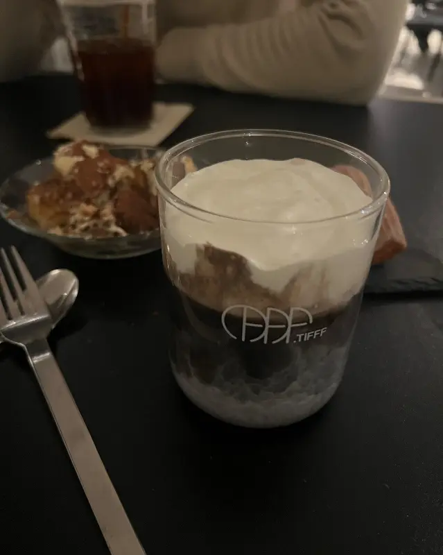 환상적인 비주얼의 딥블랙 아인슈페너