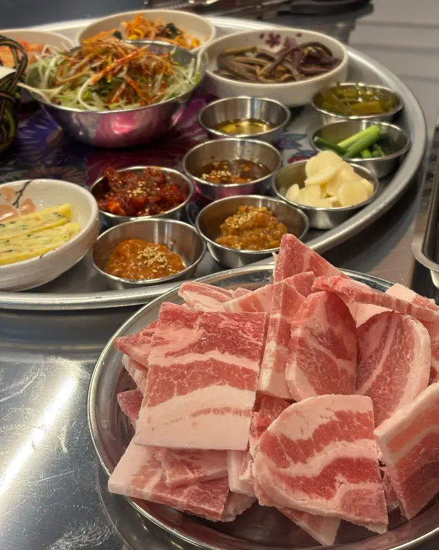 고기와 함께 푸짐하게 차려진 밑반찬