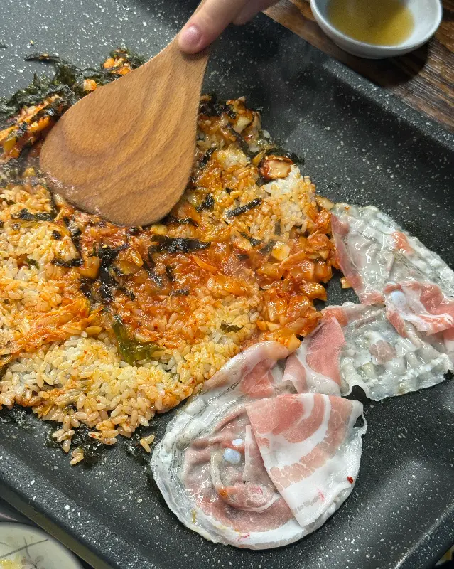 볶음밥 재료를 불판에 올리는 모습