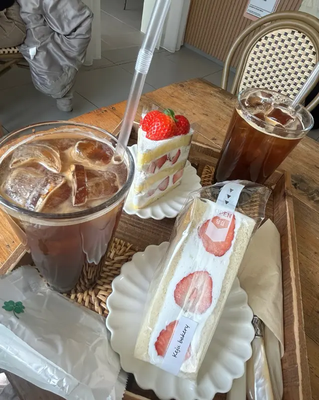 딸기 케이크와 음료