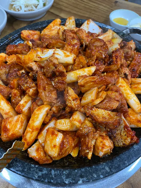 곱돌판 위에서 맛있게 익어가는 닭갈비