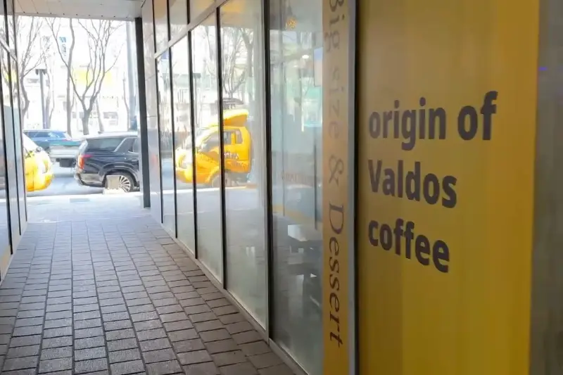 발도스커피 외부 통로