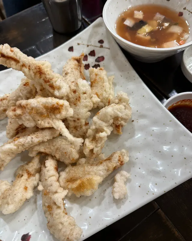 뽀얀 튀김옷을 입은 탕수육과 소스의 모습