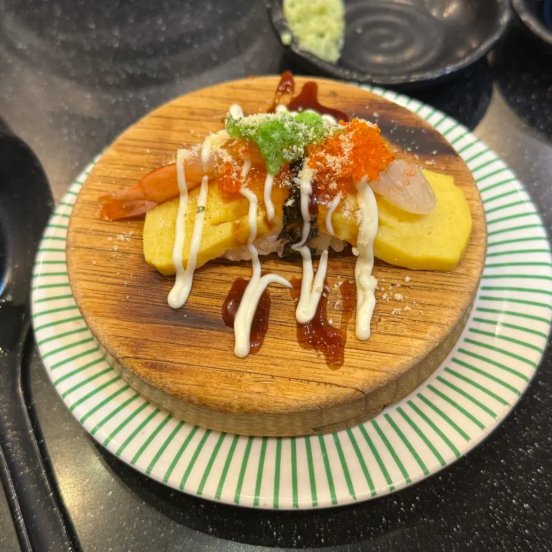 다양한 토핑이 올라간 화려한 초밥