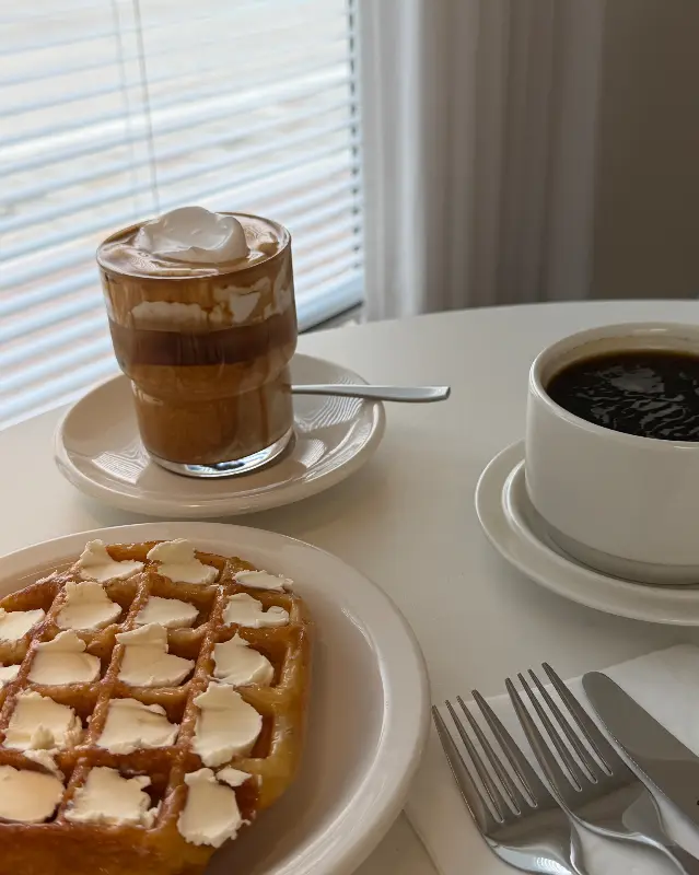 따뜻한 분위기의 카페 내부