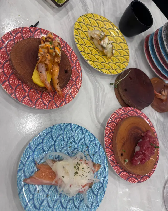 나무 받침 위에 올려진 신선한 초밥들의 모습