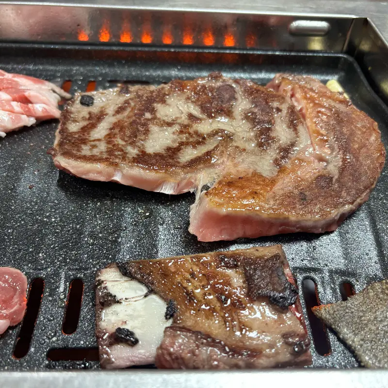 불판 위에서 맛있게 익어가는 한우