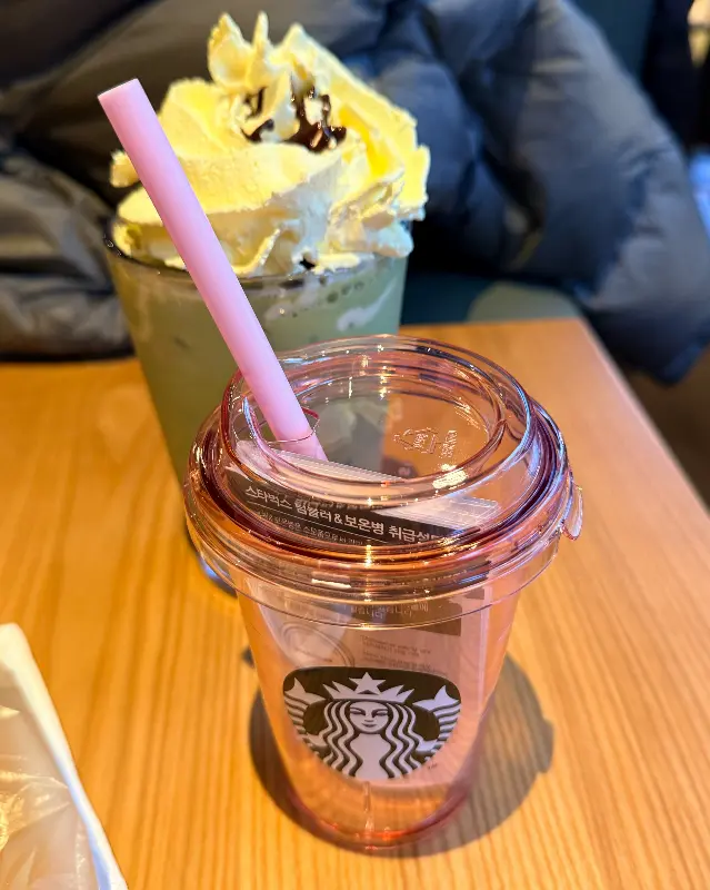 예쁜 컵에 담긴 음료