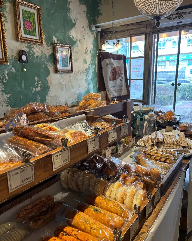 다양한 빵들이 진열되어 있는 모습