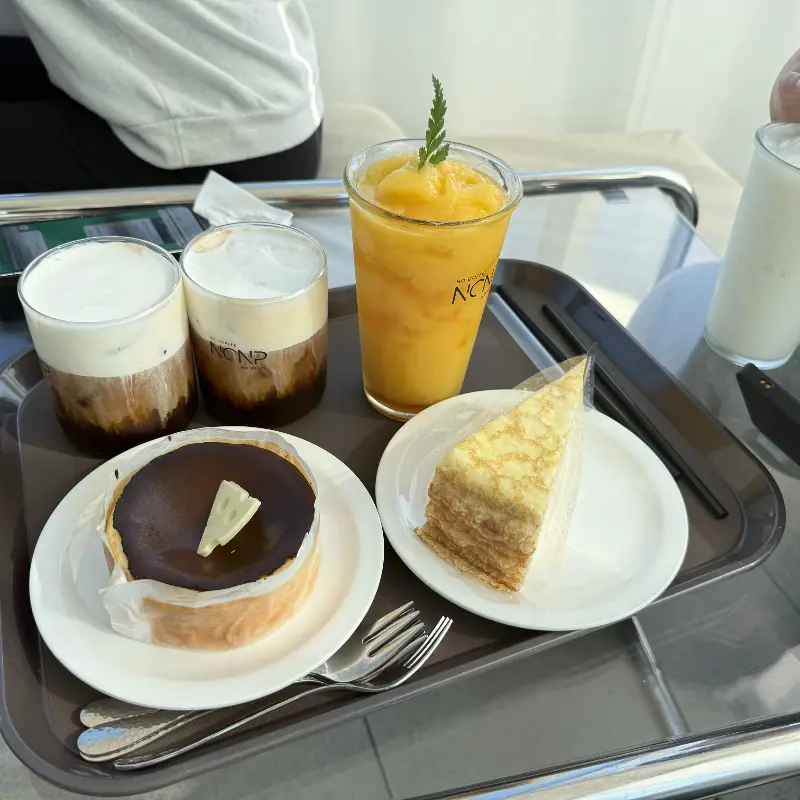 다양한 음료와 디저트 메뉴