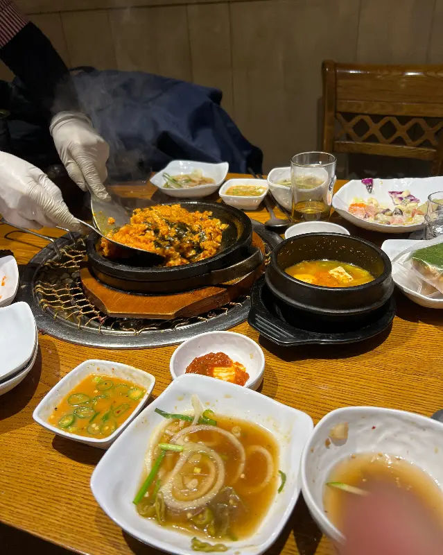 고소한 김가루가 뿌려진 볶음밥