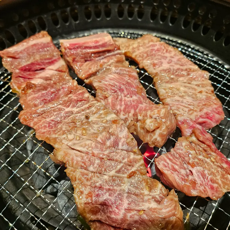 숯불 위에서 익어가는 한우