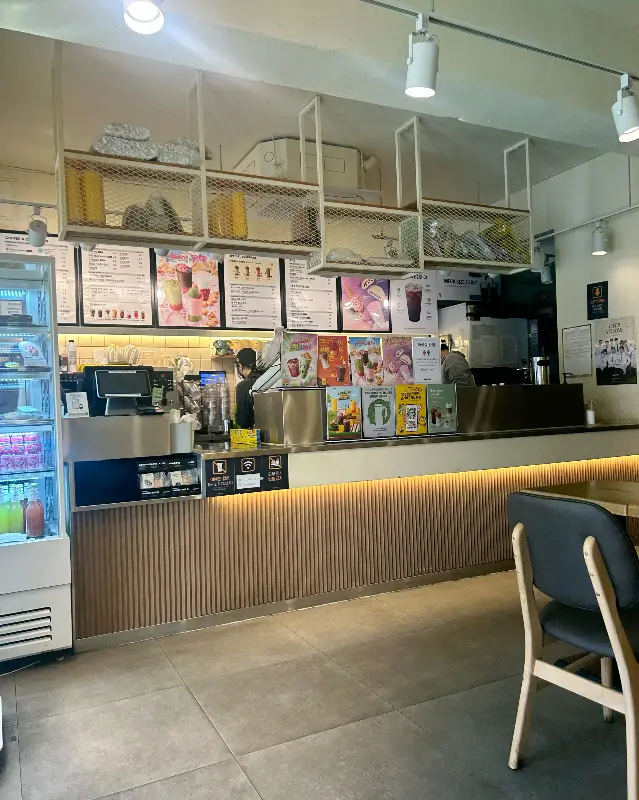 메가커피 내부 인테리어