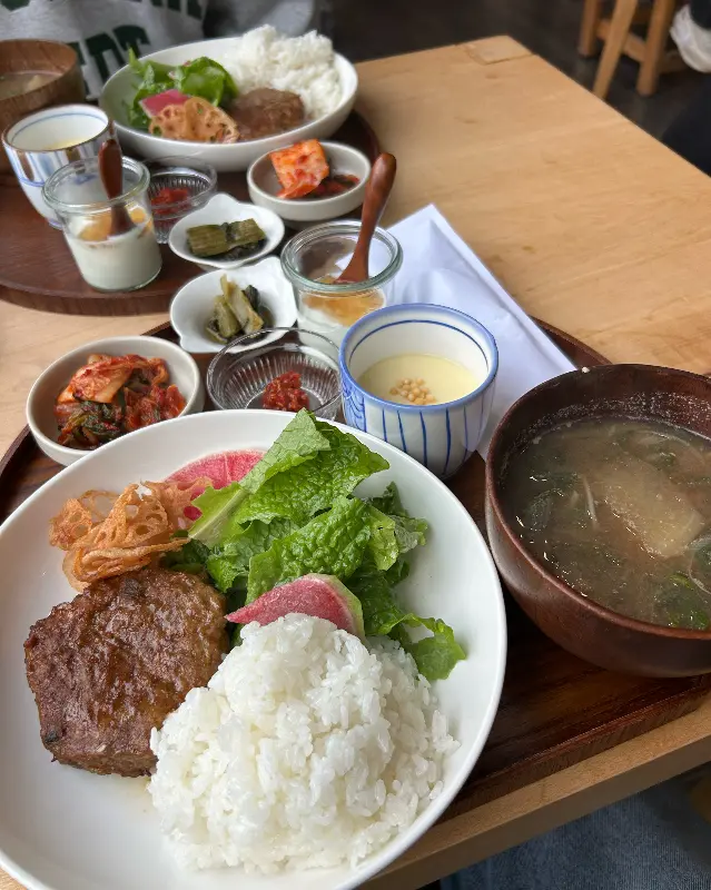 떡갈비와 샐러드의 만남, 건강과 맛을 동시에!