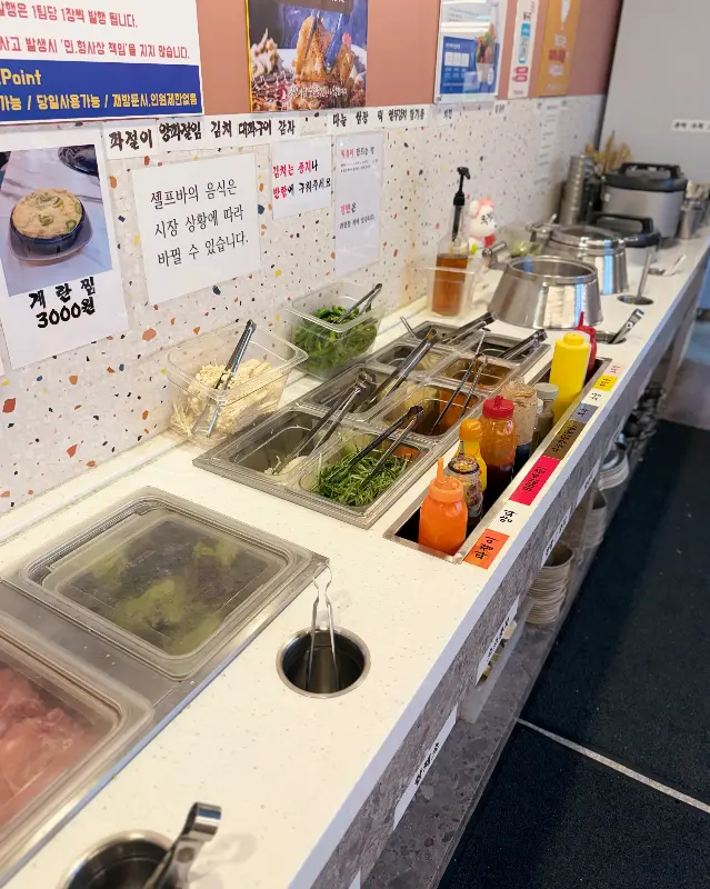 깔끔하게 정돈된 샐러드바