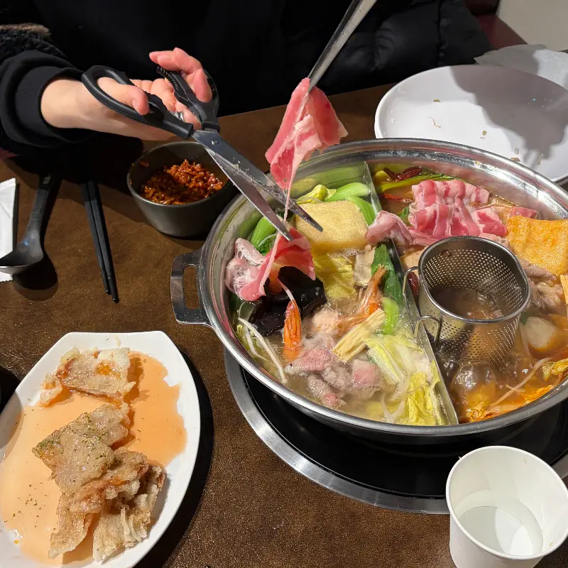 훠궈를 즐기는 모습