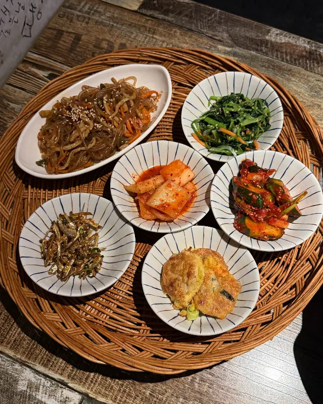 정갈하고 푸짐한 기본 반찬