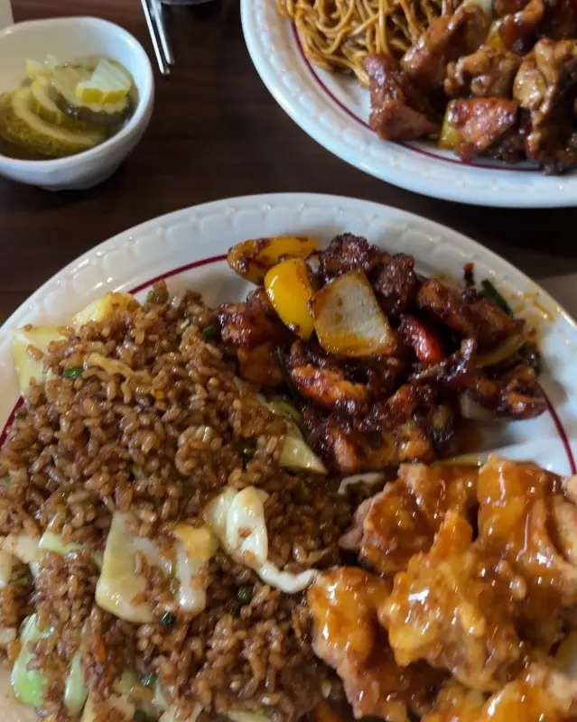 분위기 있는 골든디쉬 내부 인테리어