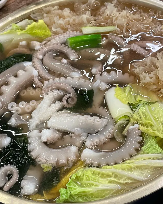 살아있는 낙지가 통째로 들어간 연포탕