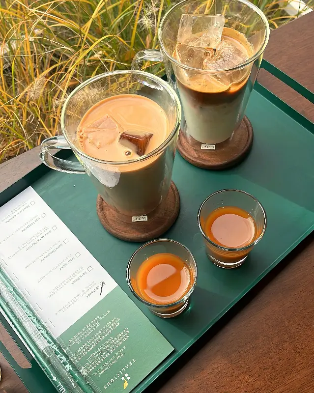 테이블에 놓인 밀크티