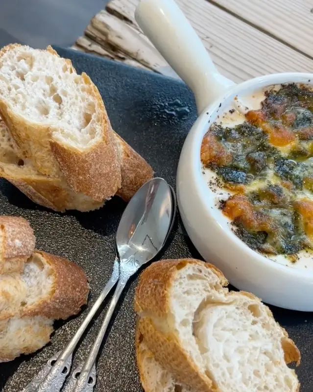 바게트 빵과 함께 제공되는 에스카르고