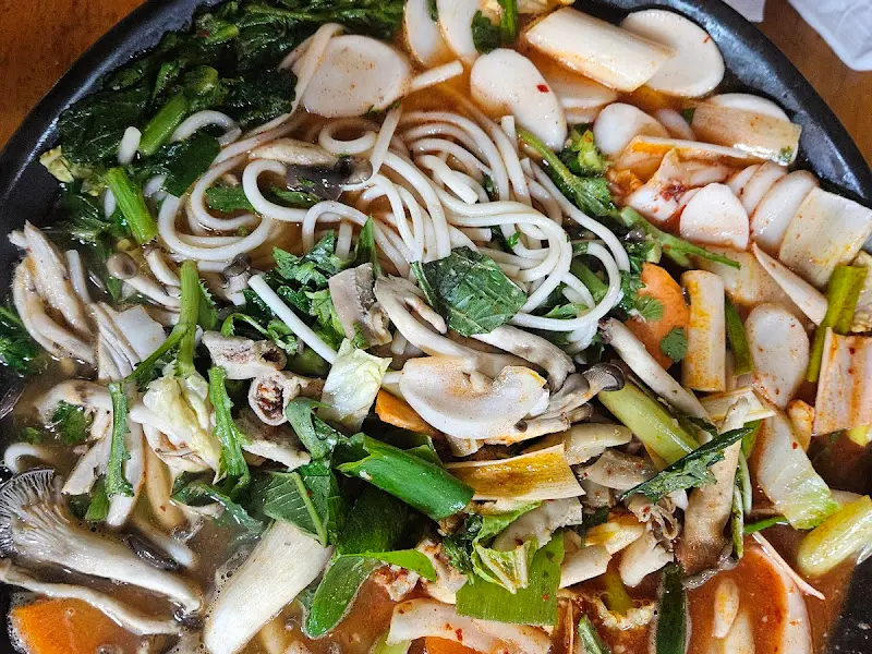 한 상 가득 차려진 곱창전골