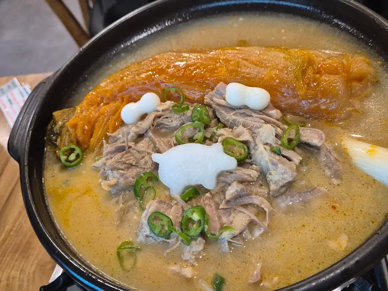 뽀얀 국물과 묵은지, 돼지고기의 조화가 환상적인 군봉묵은지김치찜